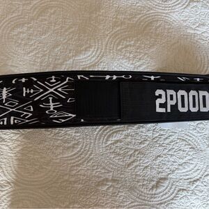 2POOD Black and White Weightlifting Belt